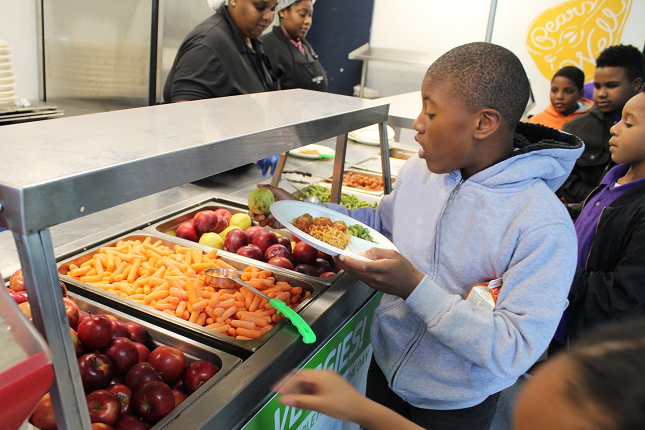 BrandpointContent - 5 reasons to encourage your child to eat school lunch
