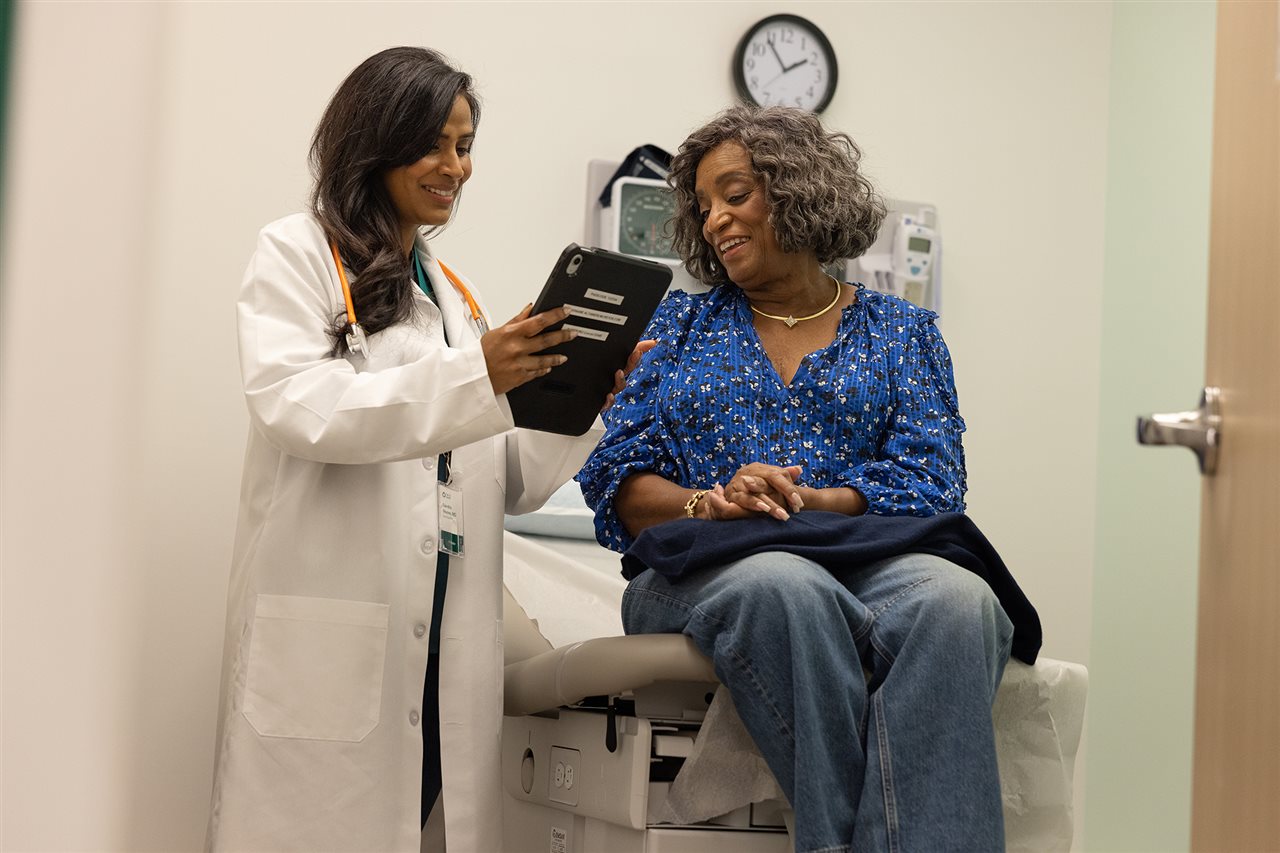 Una anciana habla con un médico en su consultorio sobre un diagnóstico.