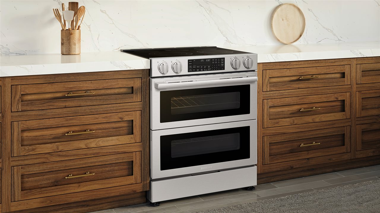 Samsung Bespoke Smart Slide-In Range with Flex Duo™ Oven and Dual True Convection in the kitchen.