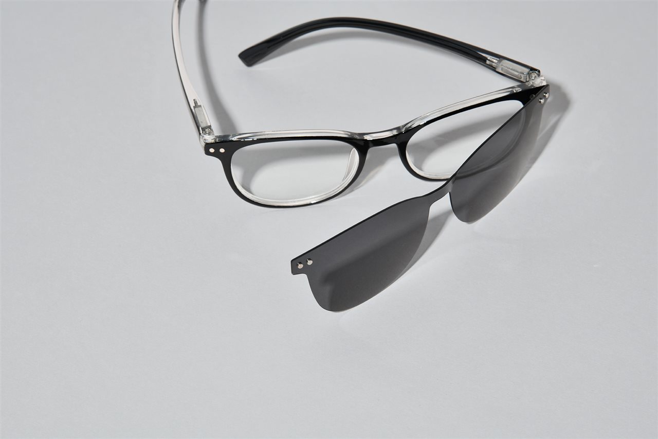 Shaper Image Foster Grant reader glasses with magnetic clip