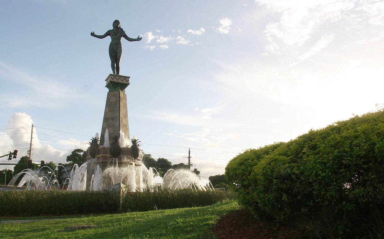 Monumento la India, a statue of a woman at the top of a water fountain.