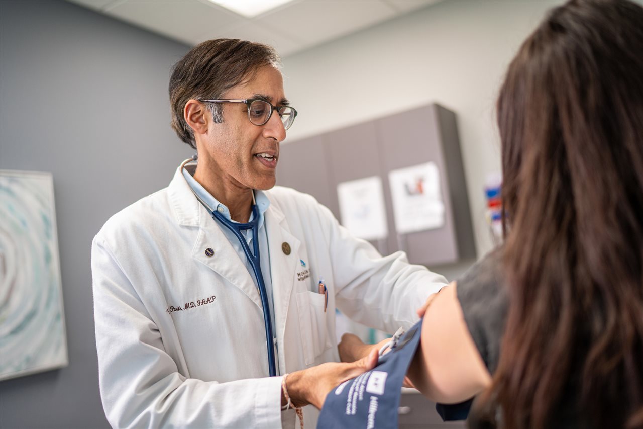 Doctor treating a patient at Mountain View Internal Medicine and Pediatrics Inc.
