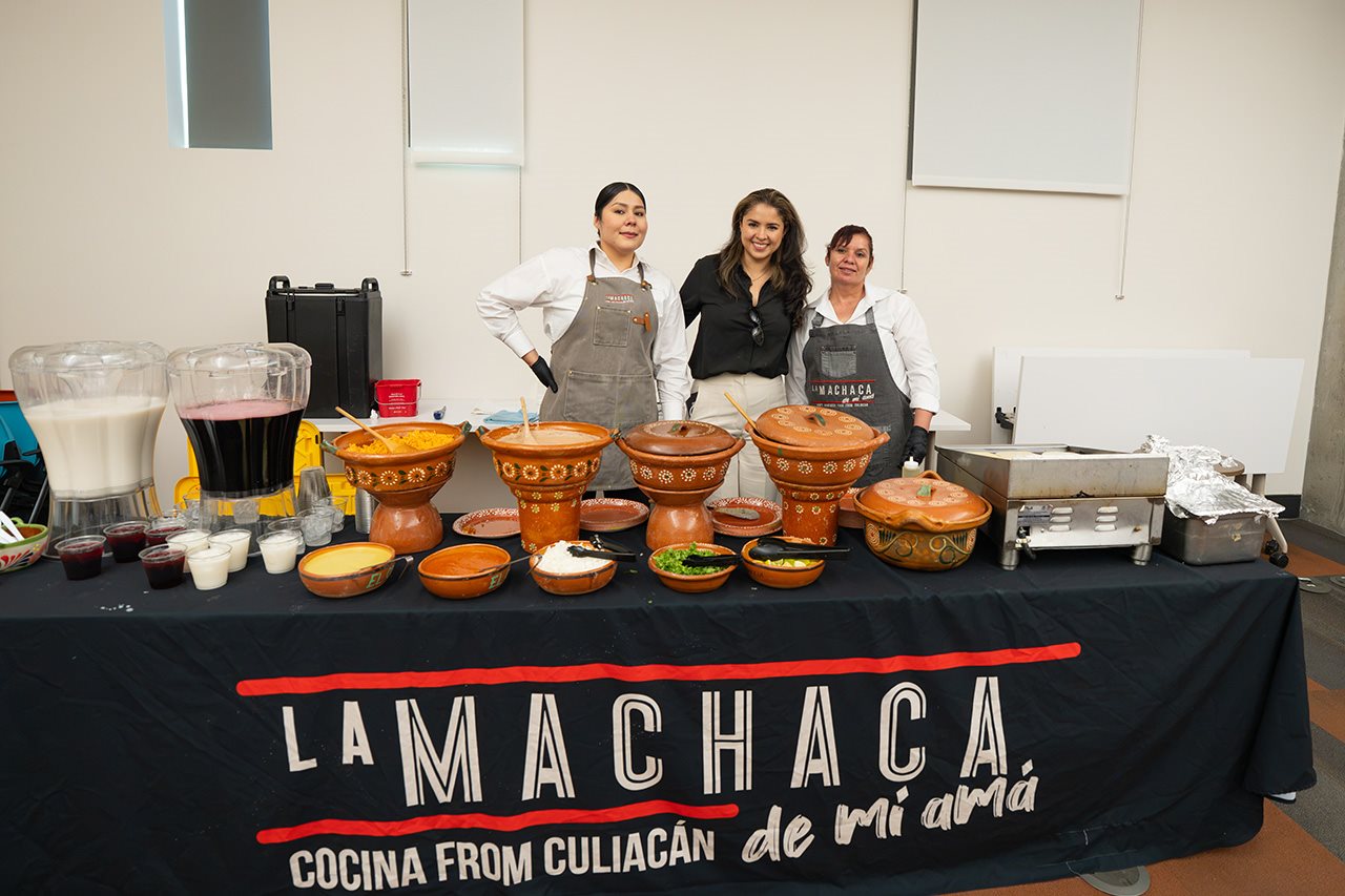 Trabajadores de LaMachca Kitchen en un evento.