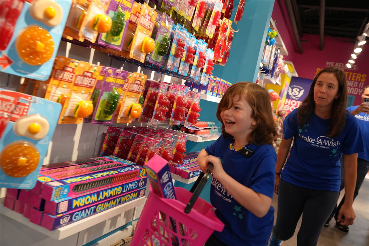 Child and mother on a Make-A-Wish trip to IT'SUGAR, one of the world's largest specialty candy retailers