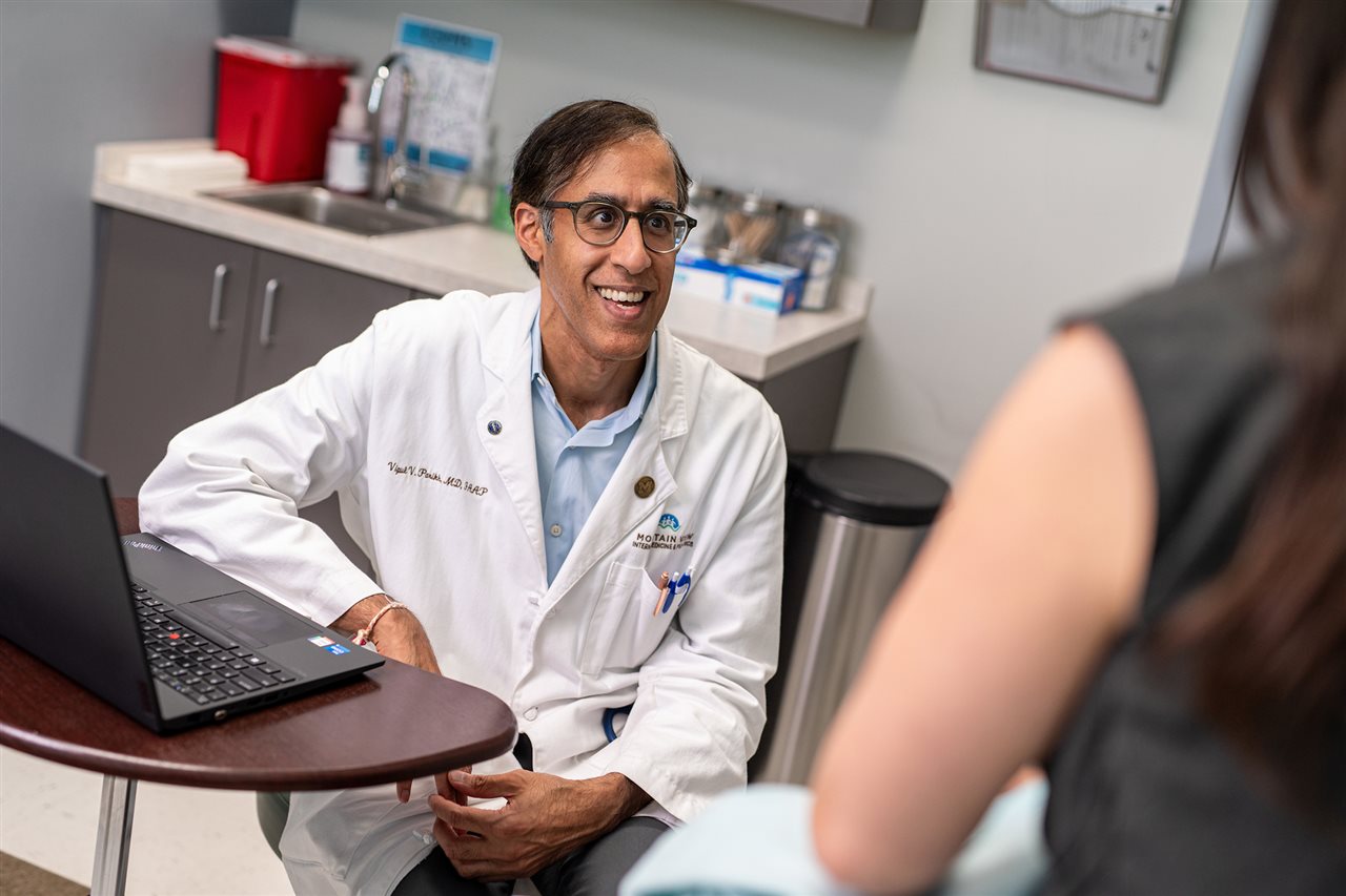 Doctor talking with patient at Mountain View Internal Medicine and Pediatrics inc.